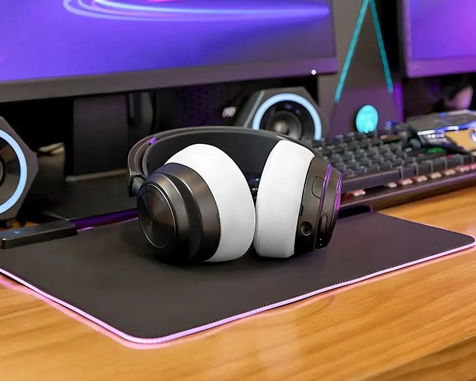 FreeZe Nova Pro Wireless Ear Cushions - White