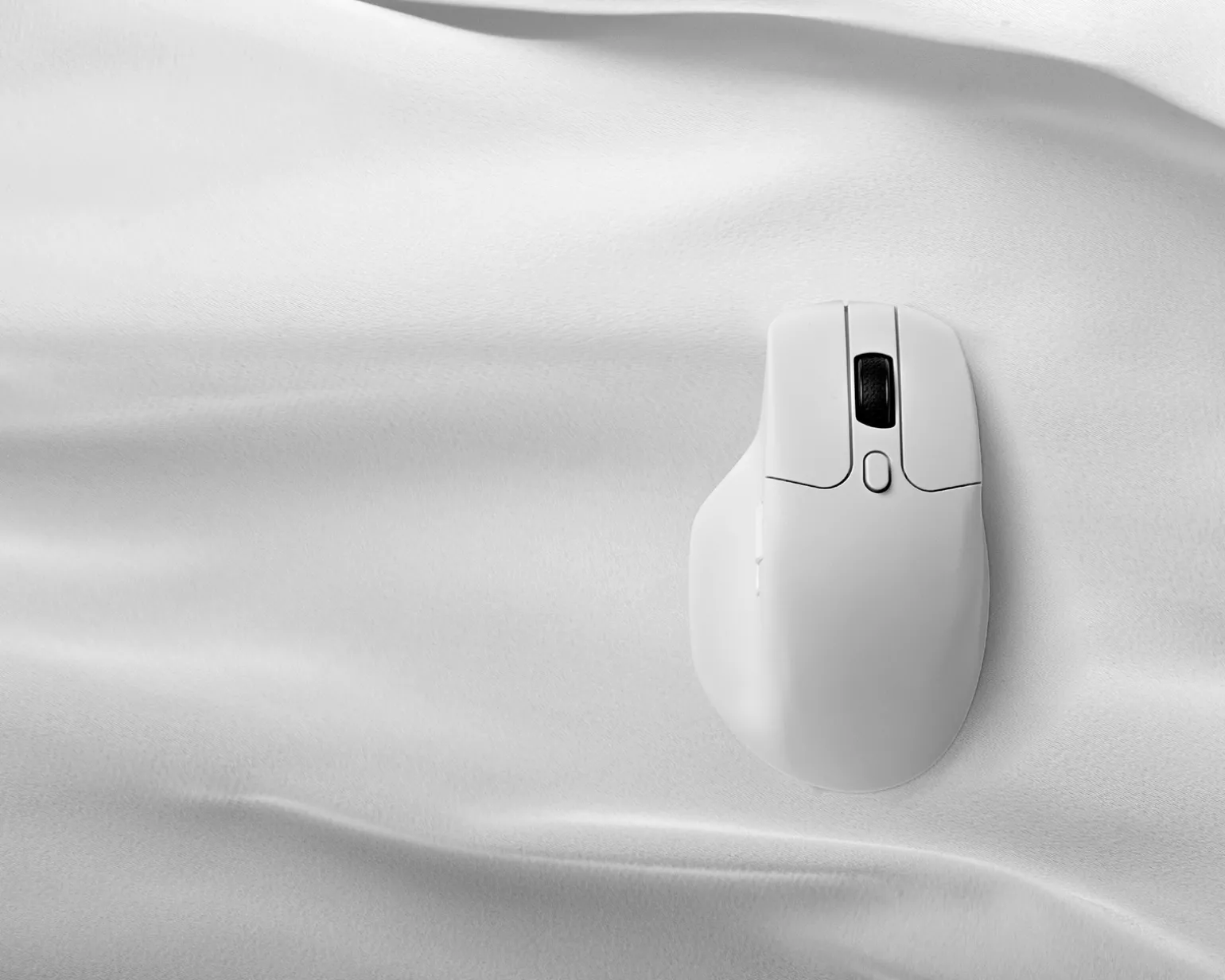 M6 Ergonomic Wireless Mouse - White